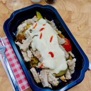 Naan broodje met pittige kip, groenten en knoflooksaus