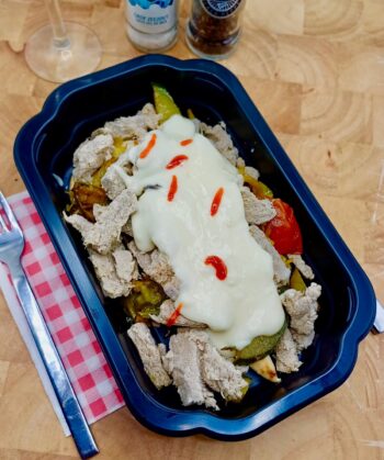 Naan broodje met pittige kip, groenten en knoflooksaus