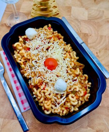 Macaroni met ham, kaas en groenten