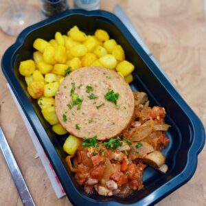 Kipburger met ui, paprika, champignon, spekjes en kriel