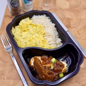 Gebakken kipfilet met rijst en kerrie spitskool