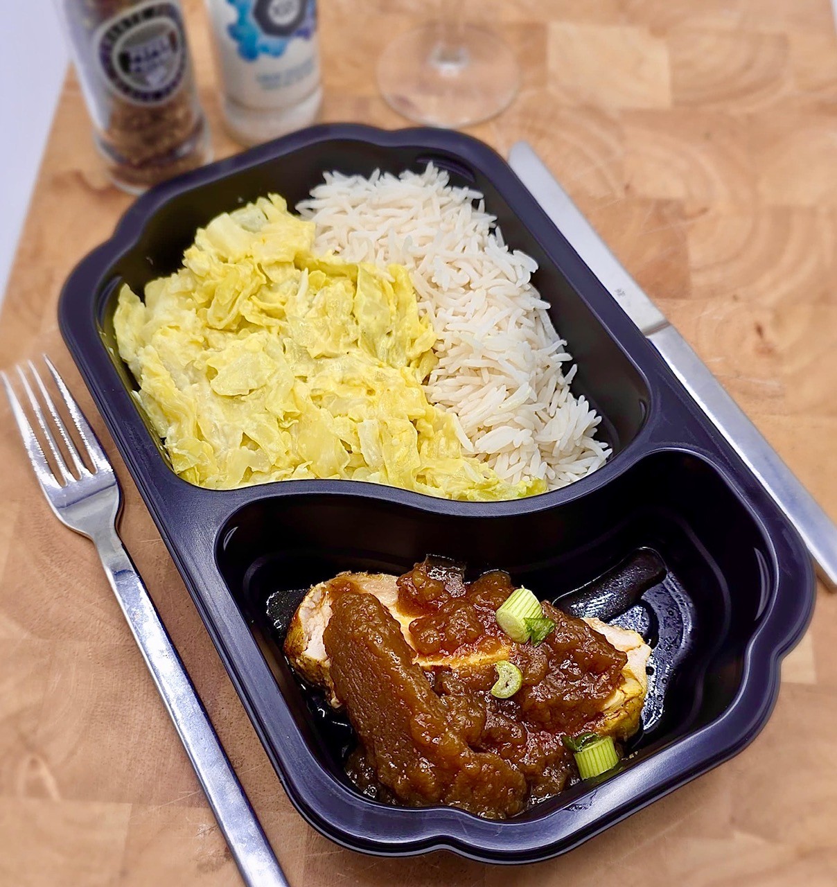 Gebakken kipfilet met rijst en kerrie spitskool
