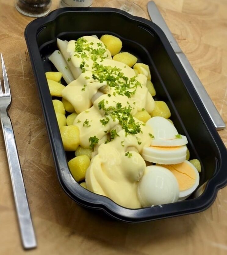 (VEGA) Asperges met kriel-ei, Hollandaise saus en bieslook
