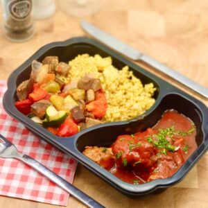 Kipblokjes in paprika saus, rijst en velderwt-wortel-maïs
