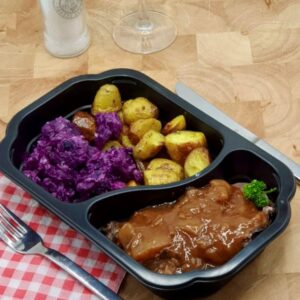 Limburgs zuurvlees met aardappel en rode kool