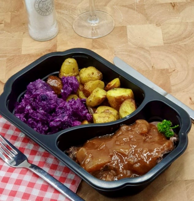Limburgs zuurvlees met aardappel en rode kool