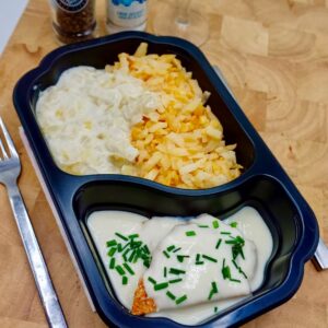 Kipschnitzel met roomsaus, rösti en paprika-ui-champignons