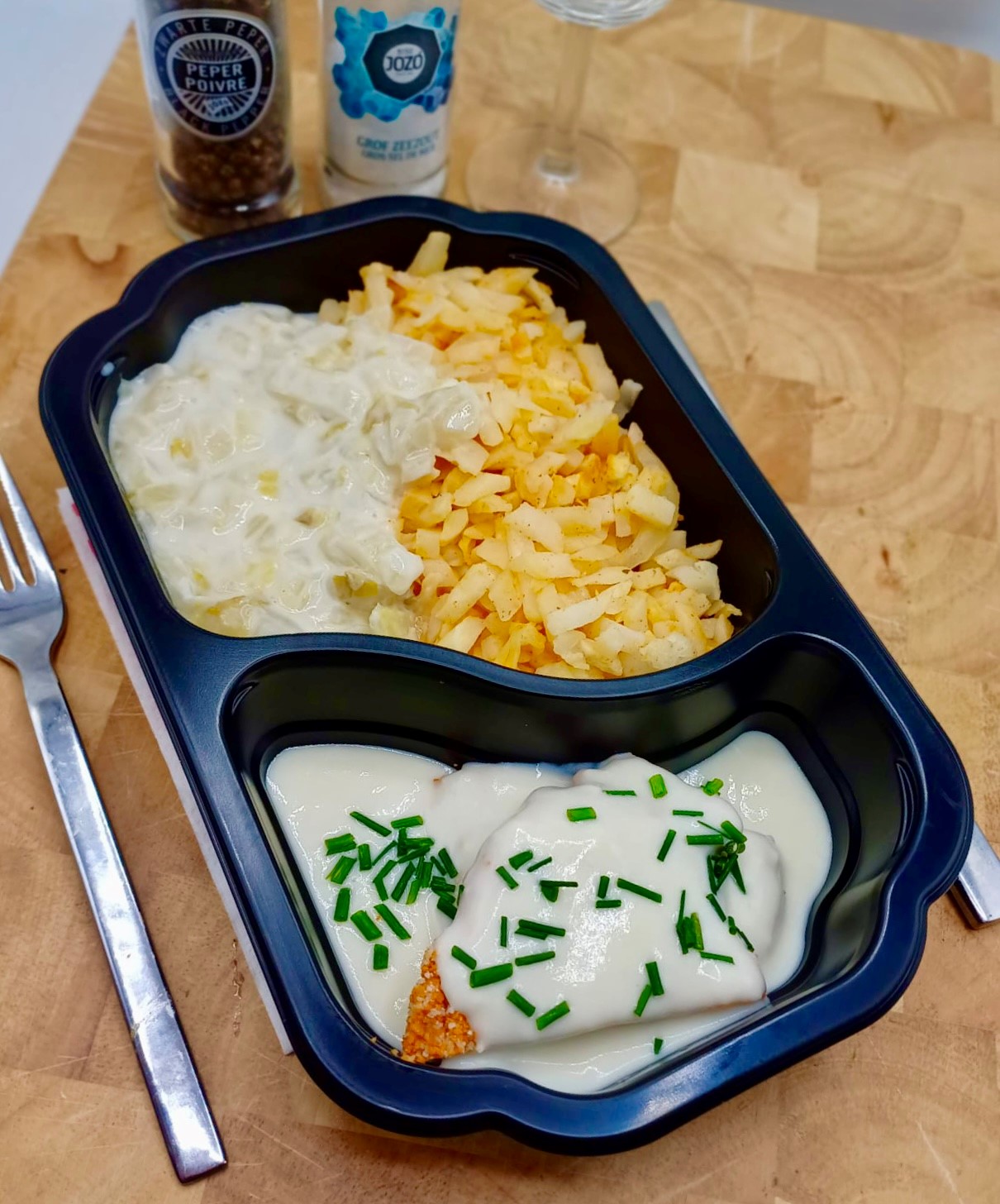 Kipschnitzel met roomsaus, rösti en paprika-ui-champignons