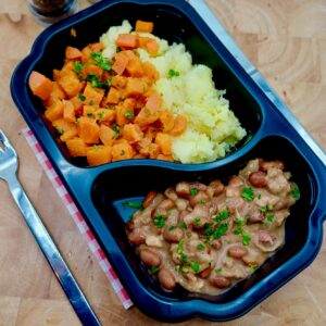 Bruine bonen schotel met worst, aardappel en wortel