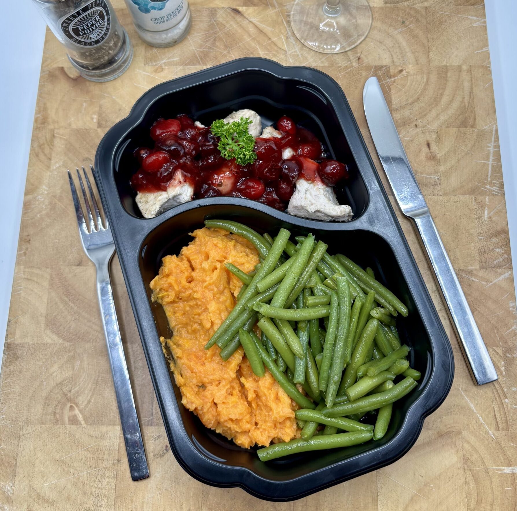 Kalkoenstukjes met zoete aardappelpuree en sperziebonen